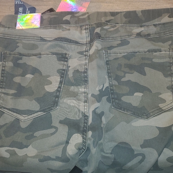 NWT Sound Style LUCY Camo Pull-On Ankle Pants - Picture 2 of 5